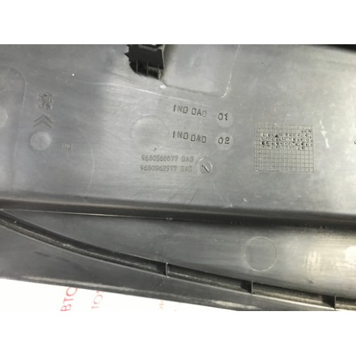Пластик под лобовое стекло (жабо) Citroen Berlingo 2008-2018 9680962577
